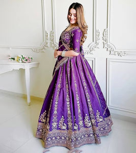 Vestido Lehenga Choli Tradicional de Seda con Diseño PinkCityBlocks, Adornado con Lentejuelas y Hilos de Alta Calidad - Product Image 4