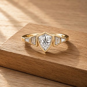 Anillo de compromiso de oro macizo de 10K, 14K, 18K con diamante cultivado en laboratorio con corte escudo certificado IGI, solitario de cinco piedras, venta al por mayor - Product Image 1