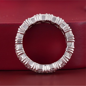 Anillo de Eternidad con Diamante Cultivado en Laboratorio de Corte Trillón de 3.48 CT, Oro Amarillo/Blanco de 14K, Anillo de Boda de Oro Sólido de 18K - Product Image 4