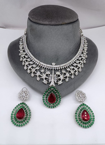 Ensemble de collier de qualité supérieure finition argentée avec pierre double, idéal pour les soirées, les mariages, un look luxueux qui convient à toutes les tenues - Product Image 3