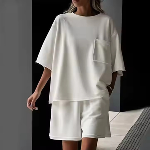 Ensemble d'hiver personnalisé pour homme 2-en-1 : T-shirt ample à manches courtes et col ras du cou avec capuche, et short large - Product Image 4