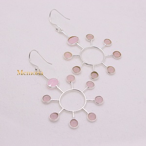 Boucles d'oreilles pendantes en argent sterling 925 avec cabochon en quartz rose naturel, motif soleil, collection Memoria Jewels, vente en gros - Product Image 2