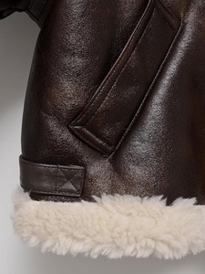Veste en cuir de luxe avec garniture en fourrure, fabrication haut de gamme, vêtement d'extérieur élégant pour l'hiver, fabrication OEM disponible - Product Image 5