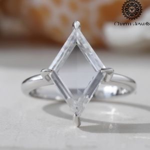 Anillo de Compromiso de Plata 925 con Moissanita de Corte Cojín, Geométrico, con Engaste de Garras, Minimalista, Unisex, para Uso Diario, de Charm Jewels - Product Image 5