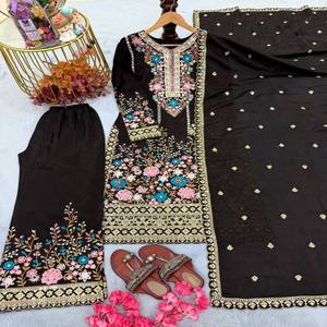 Conjunto VASTRA COTTAGE de Top y Pantalones Plazzo de Seda Chinon Pesada, Bordado, Completamente Cosido, con Mangas Largas y Dupatta Hecho a Mano - Product Image 4