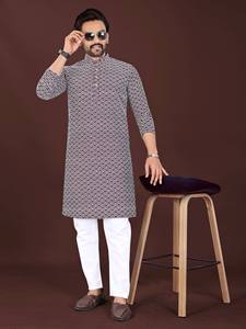 Kurta traditionnel brodé à la main pour hommes, en tissu de coton doux et au style ethnique élégant - Product Image 5