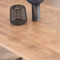 Table à manger Vandana Ivory Balance au design aérien, en bois d'acacia avec base en métal noir, style Puzzle, 175 cm