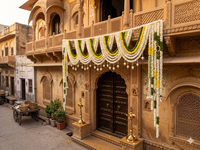 Fleur de jasmin artificielle avec lotus et perles pour porte ou mur (Bandhanwar) |   Décoration de fête de mariage et de fête de déménagement Seemantham - Toile de fond de scène