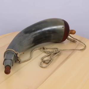 Corne en poudre traditionnelle de haute qualité pour accessoires de costumes historiques, survie en extérieur et collectionneurs de objets d'histoire - Product Image 2