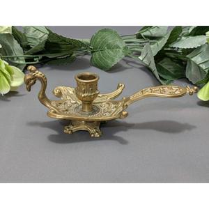 เชิงเทียนทองเหลืองโทนอบอุ่นแบบวินเทจนำเสน่ห์ที่ย้อนอดีตมาสู่พื้นที่ว่างที่ทำจากสิ่งประดิษฐ์ - Product Image 2