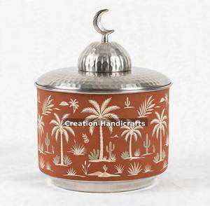 Boîte à dattes en métal imprimé palmier du désert en terre cuite artisanale avec couvercle en forme de croissant de lune, décoration du Ramadan - Product Image 3