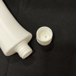 APS C0426 PE Plastic Cosmetic <b>Bottle</b> Set Inner Cap Ribs Flattened Cylinder Shape 110-<b>200ml</b> Capacity Lightweight Anti-Leakage - Product Image 5