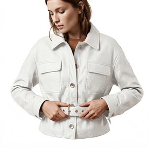Chaqueta de piel de oveja auténtica negra para mujer, estilo utilitario, con cuello vuelto, bolsillos con parches, cinturón y corte corto. - Product Image 5