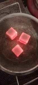 ถ่านกะลามะพร้าวเกรดพรีเมียม คิวบ์ธรรมชาติ สำหรับบุหรี่ชิชา คุณภาพสูง เถ้าต่ำ ติดไฟนาน รับผลิตแบบ OEM แบรนด์ส่วนตัว - Product Image 4