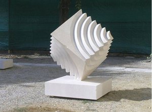 Sculpture en grès, art contemporain d'extérieur, surface polie, design en spirale, décoration de jardin - Product Image 3