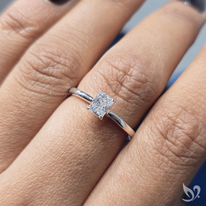 Anillo de compromiso minimalista con diamante pequeño de corte radiante cultivado en laboratorio en oro blanco de 10k - Product Image 6