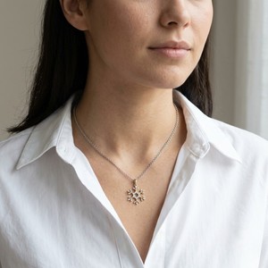 Pendentif en forme de flocon de neige pour femme, plaqué or jaune 18 carats, serti pavé, romantique, en moissanite - Product Image 4