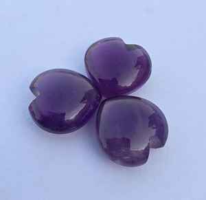 อเมทิสต์ธรรมชาติรูปหัวใจทรงบริโอเล็ตแบบคาโบชอง ขนาดมาตรฐาน ขายส่ง อัญมณีเม็ดเดี่ยว คริสตัลบำบัด - Product Image 3