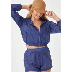 Ensemble de vêtements de sport pour femmes, léger et personnalisé, haut court à capuche respirant et veste coupe-vent avec short - Product Image 1