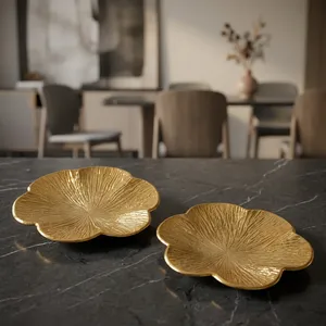 Plat de service décoratif en aluminium finition or de luxe en forme de feuille de lotus pour la décoration de table, de la maison et des hôtels - Product Image 4