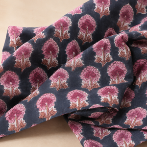 Tissu en coton imprimé à la main, motif floral Buta bleu marine et rose, doux et respirant, idéal pour la confection de robes, de Kurta et la décoration intérieure. - Product Image 3