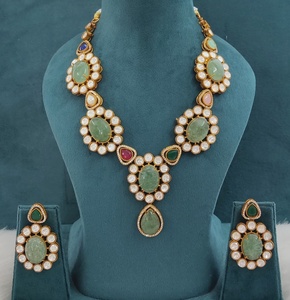 Collier de qualité supérieure avec de magnifiques boucles d'oreilles, pierres de luxe, allure élégante, idéal pour les tenues de soirée, convient aux tenues ethniques et occidentales. - Product Image 3
