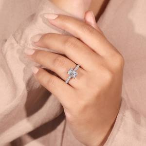 Anillo de Compromiso Elegante con Diamante Cultivado en Laboratorio, Corte Radiante, Certificado VVS2, con Joyería Nupcial de Diamantes para Mujer - Product Image 5