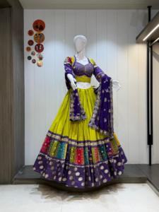 Conjunto de Chaniya Choli de Seda Romana Premium con Dupatta de Georgette Vintage y Adornos de Espejo para Mujer, Ropa Festiva - Product Image 6