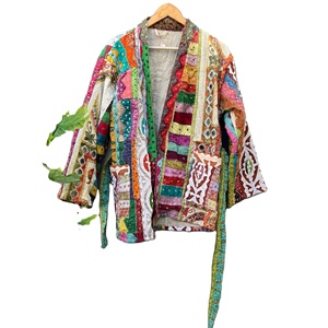 Nueva chaqueta Kantha India hecha a mano para mujer, bata acolchada de retazos de manga larga con relleno de algodón transpirable para invierno - Product Image 1