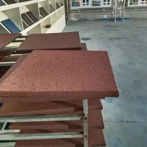 Revêtement de sol en caoutchouc modulaire pour événements éphémères et espaces temporaires - Product Image 1