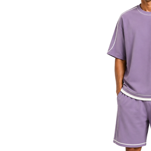 Conjunto de camiseta y pantalones cortos oversize para hombre en color lavanda púrpura con ribetes en contraste blanco, logotipo personalizado, cuello redondo, estilo casual streetwear, venta al por mayor. - Product Image 3