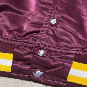 Chaqueta bomber satinada vintage de los años 90, color granate/dorado, fabricada en EE. UU., para hombre. - Product Image 5