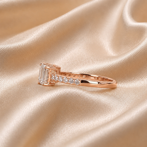 Émeraude et diamant rond cultivé en laboratoire, clarté VVS-VS, incolore |   Bague de fiançailles de luxe pour femme en or 10 carats pavé, idéale pour un mariage - Product Image 4