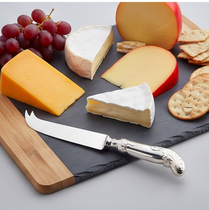 Cuchillo para queso de acero inoxidable con mango decorativo en tono plateado de zinc y punta bifurcada para uso en utensilios de cocina. - Product Image 4