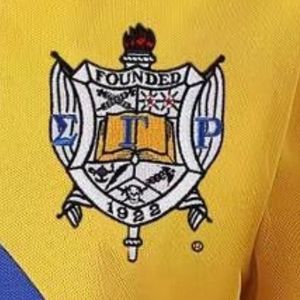 Polo Sigma Gamma Rho Gold 22 SGRho Bleu Or – Vêtement grec haut de gamme pour femme – Polo élégant de la sororité - Product Image 2