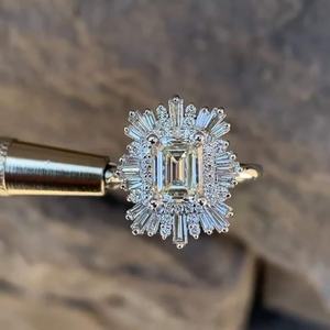 Anillo de Compromiso con Diamantes Cultivados en Laboratorio, Corte Esmeralda, Halo de Baguette, Oro Sólido de 10K, Anillo de Lujo para Propuesta de Matrimonio - Product Image 2