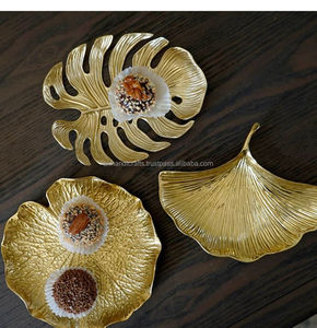 Plateau décoratif en forme de feuille plaqué or avec trois compartiments pour noix, fruits secs et organisation de petits objets - Product Image 3