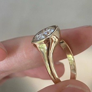 Anillo de Compromiso con Diamante Cultivado en Laboratorio de 3 Quilates, Corte Redondo, Engaste de Bisel, Oro Amarillo de 14k, con Certificado IGI y Claridad VVS-VS - Product Image 5