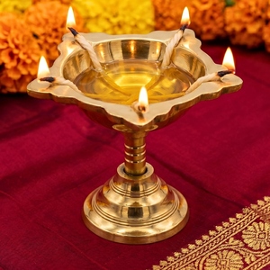 Soporte para Diya Panchmukhi de Latón Puro Hind Craft Living, con 5 Caras y Patrón Floral Tradicional, Artesanía, Decoración para Navidad y Diwali - Product Image 2