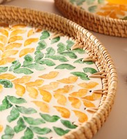 Plateau de service rond en rotin fait main, plateau décoratif tissé pour le petit-déjeuner avec motif de feuilles vertes et jaunes pour la cuisine, la table basse, la maison