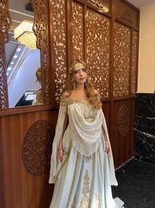 Robe de mariée traditionnelle élégante en or blanc brodé, style Fergani, avec voile attaché, pour femme, longueur ras du sol, coupe droite, en crêpe banane - Product Image 2