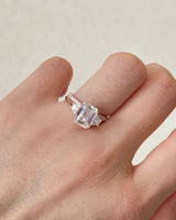 Bague de fiançailles en or rose avec diamant taille émeraude et halo pour femme, style classique, certifiée IGI
