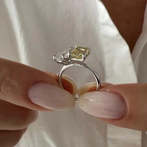 Bague Toi et Moi en Or Massif avec Diamant de Laboratoire Certifié IGI Pureté VVS2 1,5 Carat, Taille Poire Radiant Jaune Vif Fantaisie - Product Image 2