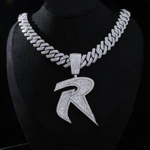 Colgante de Lujo Personalizado con Letra Inicial, Chapado en Rodio, con Incrustaciones de Moissanita Certificada, Plata de Ley 925 - Product Image 1