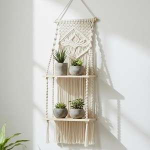 Décoration murale bohème en macramé en bois de manguier artisanal avec perles en bois - Vente en gros - Product Image 3