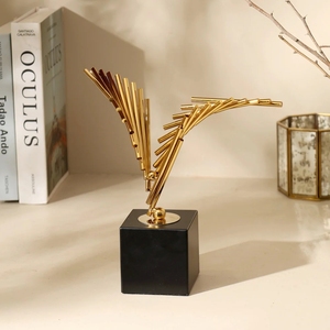 Sculpture d'aile géométrique dorée métallique glamour sur support noir massif pour la décoration de buffet de salon - Product Image 2