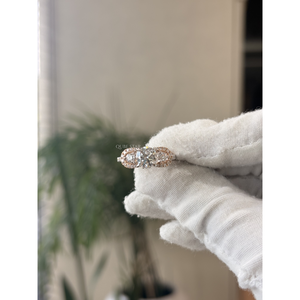 Anillo de Compromiso Exclusivo con Tres Diamantes Cultivados en Laboratorio, Diseño Vintage con Halo, 1.97CT VVS VS EF, Oro Sólido para Mujer - Product Image 4