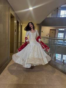 Robe de mariée indienne traditionnelle en soie chinon blanche brodée, style Anarkali longue, avec dupatta rouge, coupe classique pour femme, livraison rapide - Product Image 1