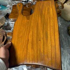 Planche à découper en bois de manguier massif, design floral FD-0483, faite à la main, lavable au lave-vaisselle et 100% écologique, forme et épaisseur personnalisables - Product Image 3