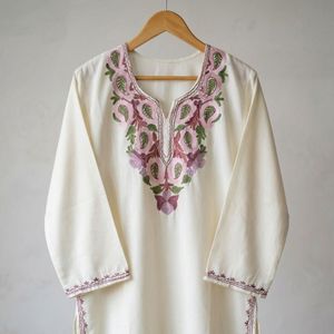 Elegante Kurti Kashmiri color marfil con bordado floral Sozni - Product Image 5